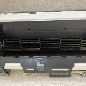 エアコンの部品を洗浄